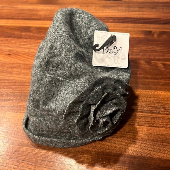 D & Y Accessories - NWT - D & Y Flower Cap / Hat - Warm